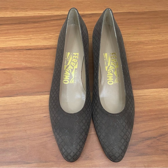 Vintage SALVATORE FERRAGAMO Taupe Diamond Print Suede Low Heel Pumps Size 6 AAAA - Picture 2 of 15